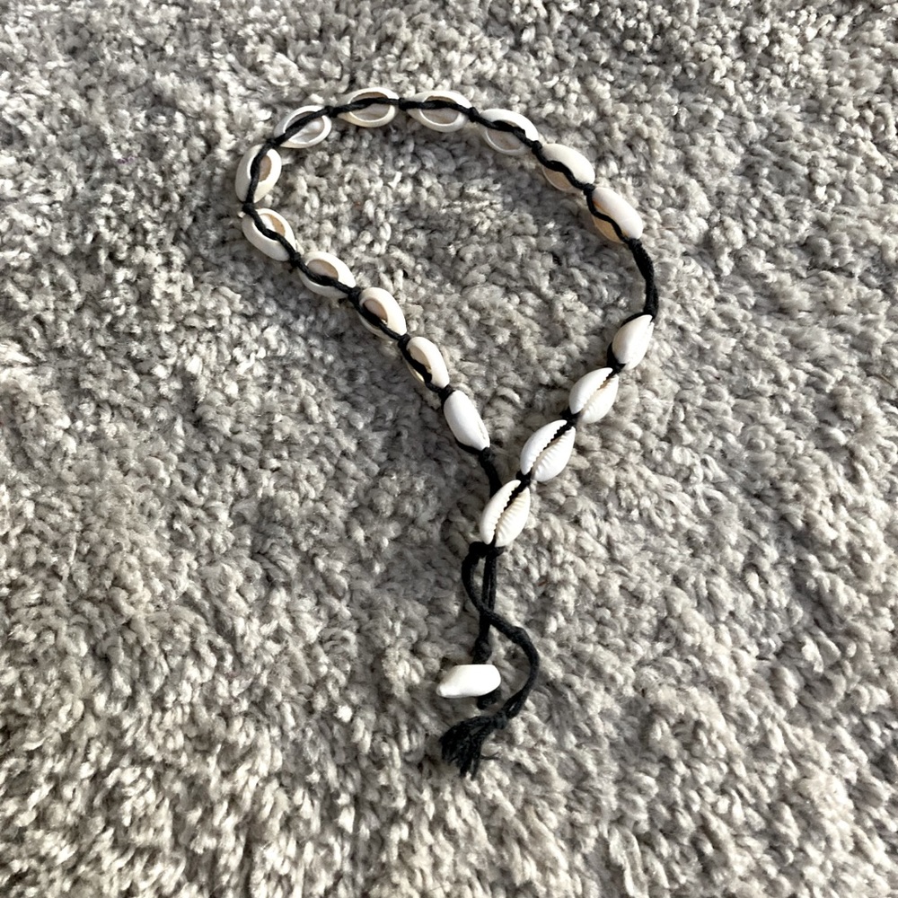 Shell choker necklace